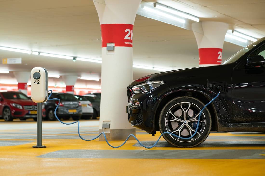 Vehículo cargando en un parking subterráneo
